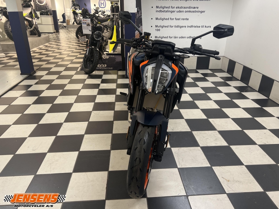 KTM 890 Duke R