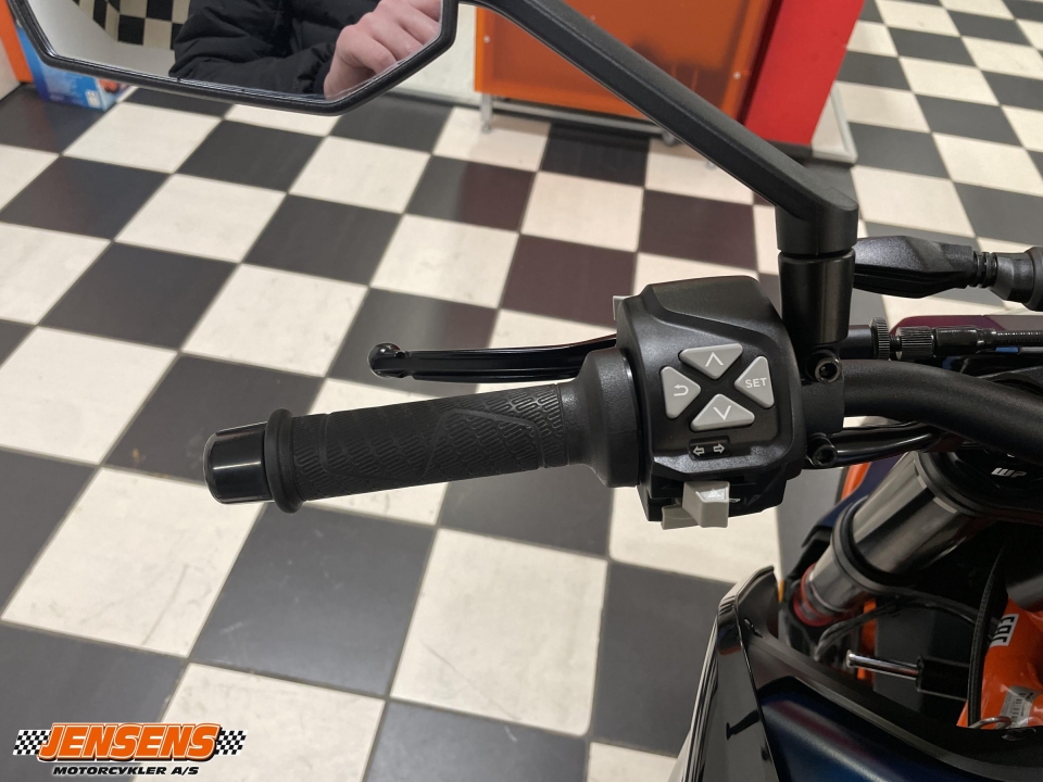 KTM 890 Duke R