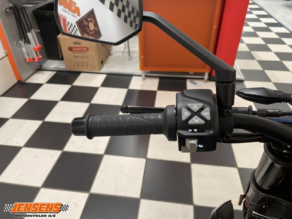 KTM 890 Duke R