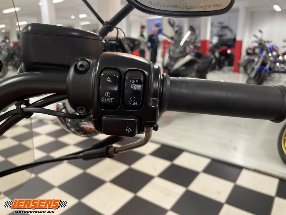 Harley-Davidson XL883R