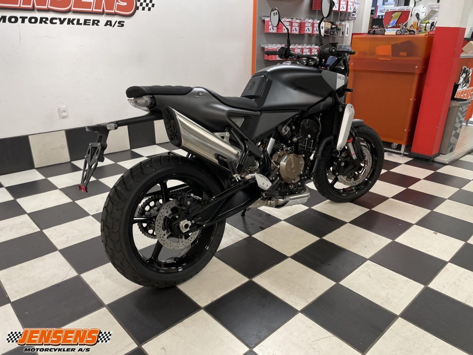 Husqvarna Svartpilen 801